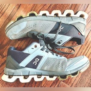 On Cloud On Running womens 7.5 blue sneakers